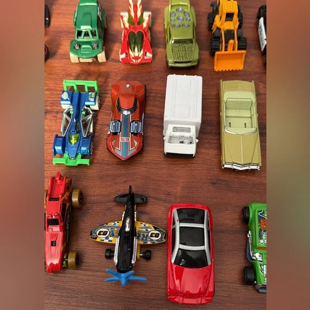 Hot‎ wheels and other assorted cars plus mini car carrier - 27 pieces